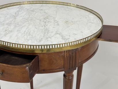 Circular mahogany gueridon in the bouillotte...