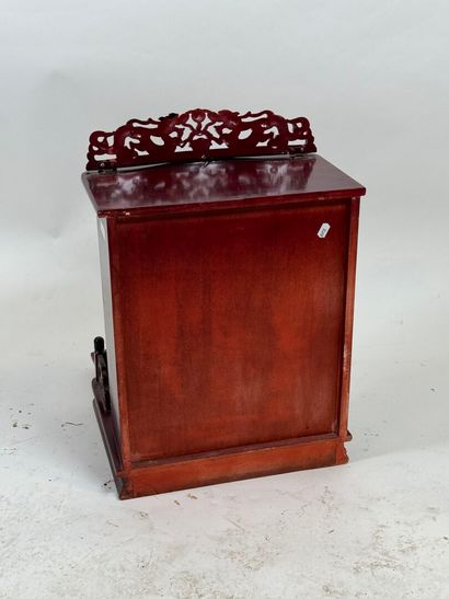 ASIA, 20th century.
Small altar in lacquered...