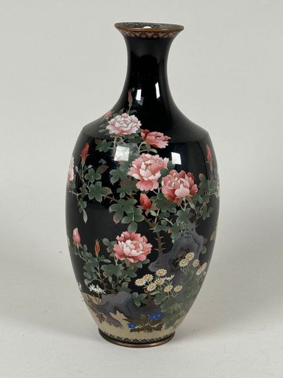 CHINA, 20th century.
Baluster vase in cloisonné...