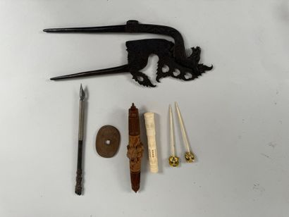 Lot d'objets divers dont porte-aiguilles,...