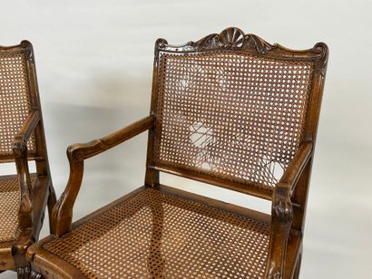 Paire de fauteuils en bois mouluré et sculpté...
