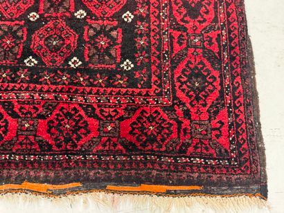 IRAN, XXe.
Tapis en laine nouée main à décor...