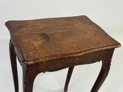 Small carved wood table.
68 x 50 x 35 cm.
(cracks,...
