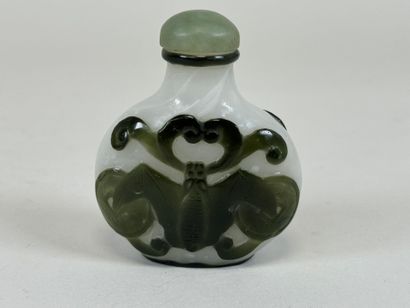 CHINE, XXe.
Tabatière en verre overlay à...