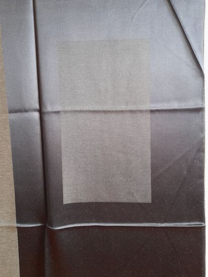 ALAIN FIGARET.
Fringed viscose and silk scarf...