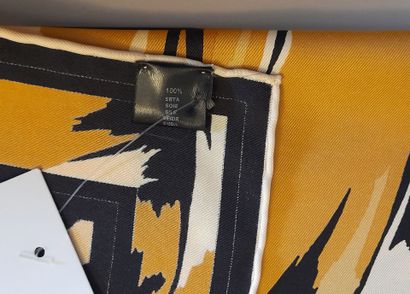 LEONARD.
Silk twill square with animal print...