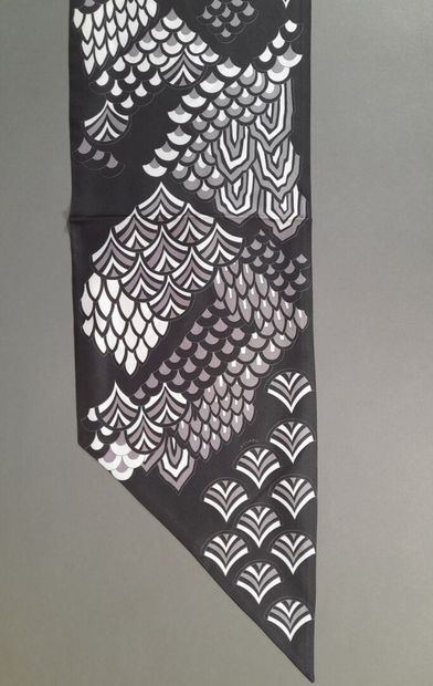 LEONARD.
Silk twill point scarf decorated...
