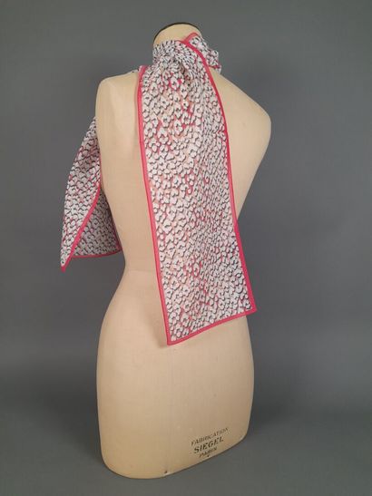 LONGCHAMP.
Cotton and silk scarf decorated...