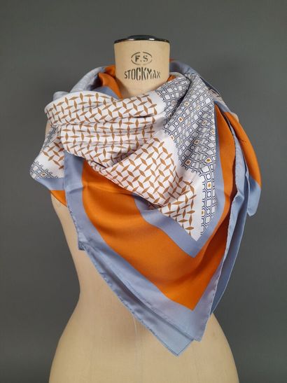 Lot including: 
- MASSIMO DUTTI.
Silk twill...