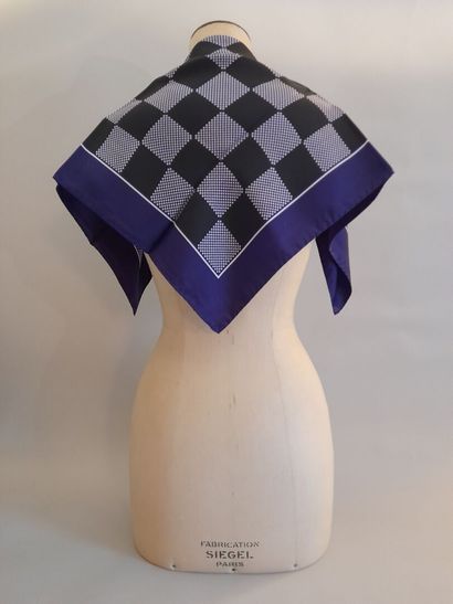 Lot including : 
- Silk square with checkerboard...