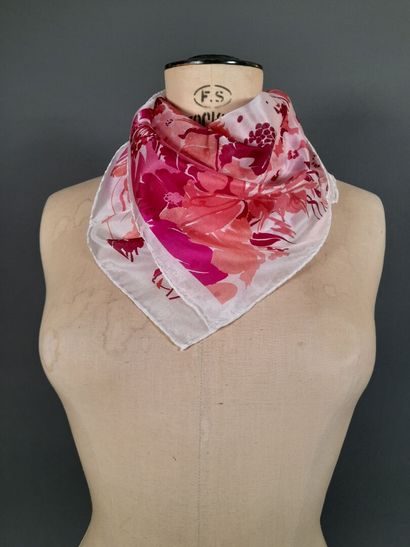Lot including:
- ISAIA.
Cotton and linen...
