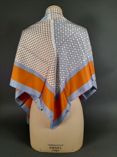 Lot including: 
- MASSIMO DUTTI.
Silk twill...