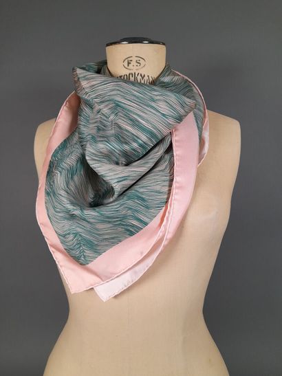 Lot including:
- ISAIA.
Cotton and linen...