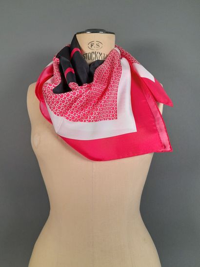 Lot including :
- Silk square decorated with...