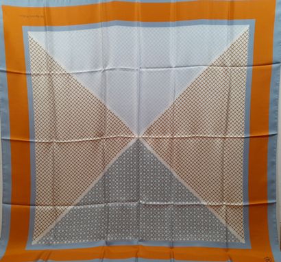 Lot including: 
- MASSIMO DUTTI.
Silk twill...