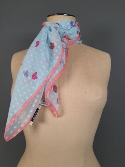 NINA RICCI.
Shaped silk square decorated...