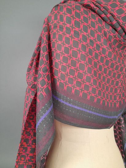 INES DE LA FRESSANGE, PARIS.
Fringed scarf...