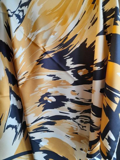 LEONARD.
Silk twill square with animal print...