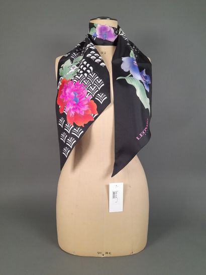 LEONARD.
Silk twill point scarf decorated...
