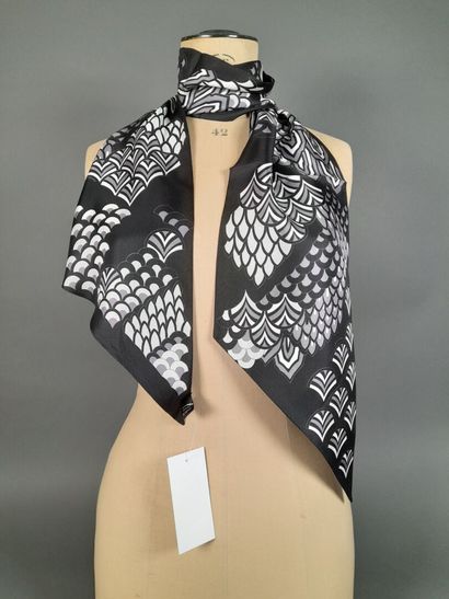 LEONARD.
Silk twill point scarf decorated...