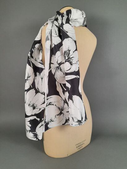 Lot including: 
- CAVALLERIA TOSCANA.
Silk...