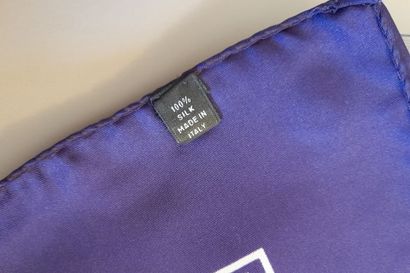 Lot including : 
- Silk square with checkerboard...