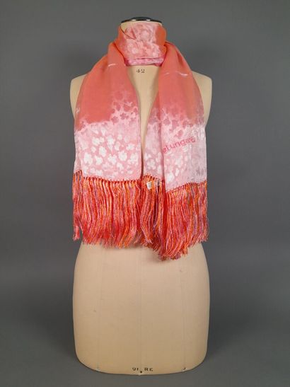 EMANUEL UNGARO.
Fringed scarf in shaped pink...
