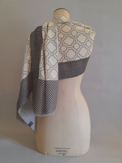 Lot including: 
-NODUS.
Woolen scarf with...