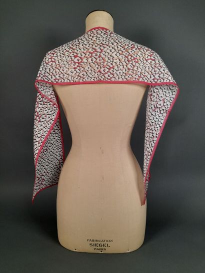 LONGCHAMP.
Cotton and silk scarf decorated...
