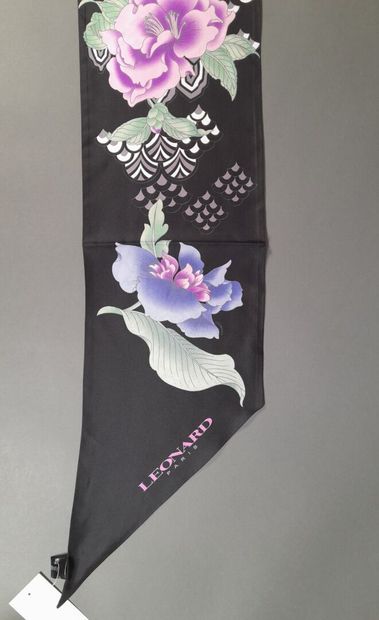 LEONARD.
Silk twill point scarf decorated...