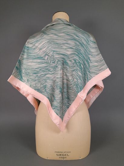 Lot including:
- ISAIA.
Cotton and linen...
