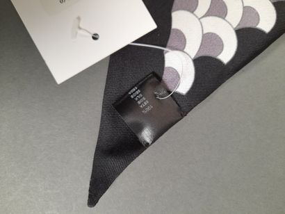 LEONARD.
Silk twill point scarf decorated...