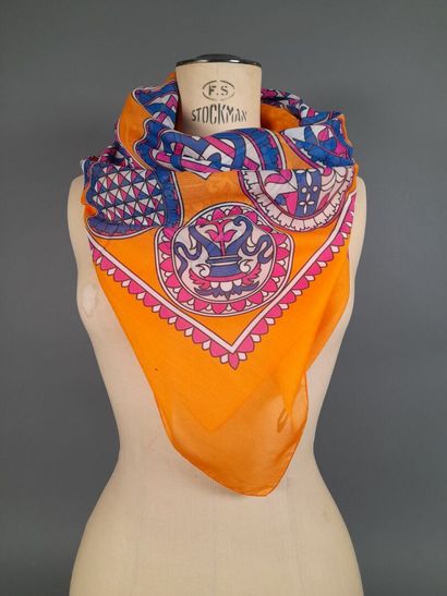 Lot including: 
- UTERQUE.
Cotton and silk...
