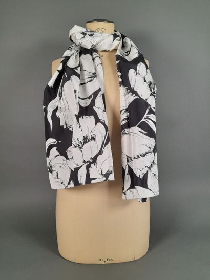 Lot including: 
- CAVALLERIA TOSCANA.
Silk...