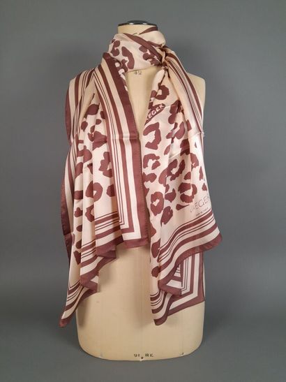 Lot including: 
- MASSIMO DUTTI.
Silk twill...