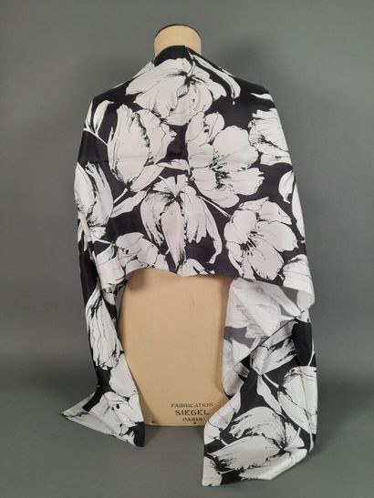Lot including: 
- CAVALLERIA TOSCANA.
Silk...