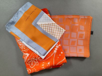 Lot including: 
- MASSIMO DUTTI.
Silk twill...