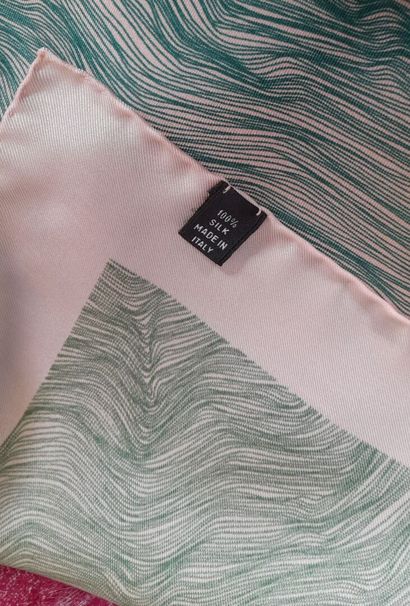 Lot including:
- ISAIA.
Cotton and linen...