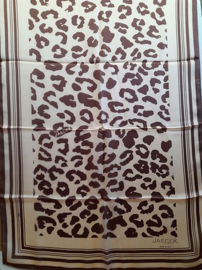 Lot including: 
- MASSIMO DUTTI.
Silk twill...