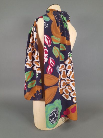 Lot including :
- Silk scarf with polychrome...