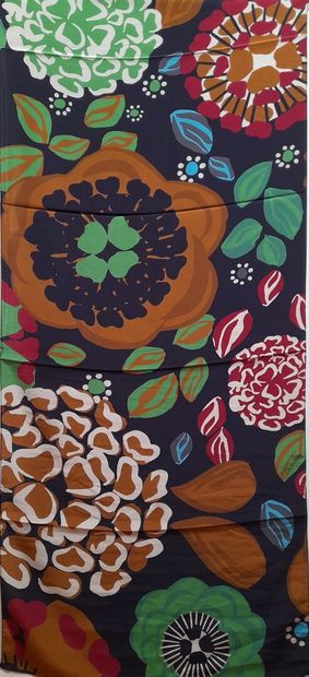 Lot including :
- Silk scarf with polychrome...