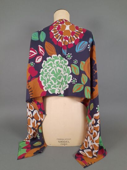 Lot including :
- Silk scarf with polychrome...
