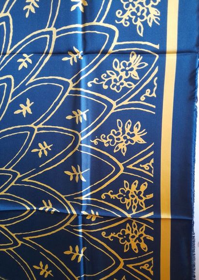 ARC EN CIEL TAROT.
Fringed silk twill square...