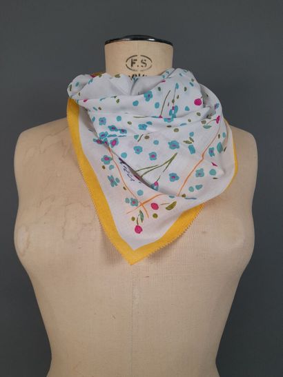 NINA RICCI.
Cotton square with springtime...