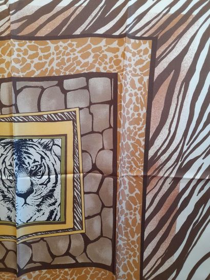 Lot including: 
- MASSIMO DUTTI.
Silk twill...