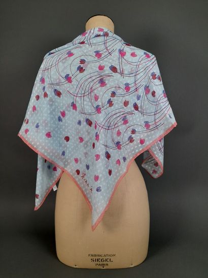 NINA RICCI.
Shaped silk square decorated...