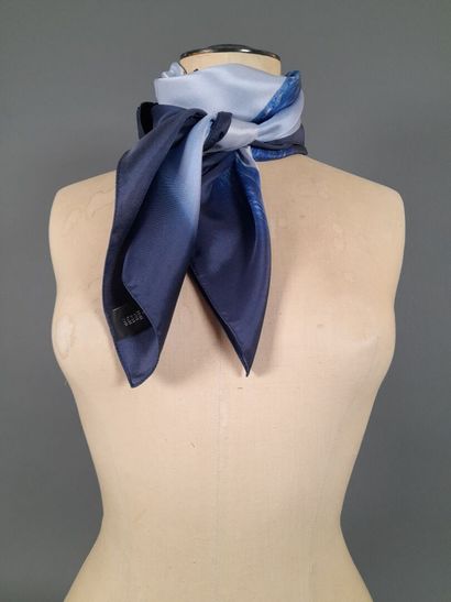 Lot including:
- GENTILI MOSCONI.
Silk twill...