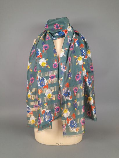 INES DE LA FRESSANGE, PARIS.
Fringed scarf...
