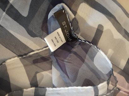 Lot including : 
- Silk square with checkerboard...