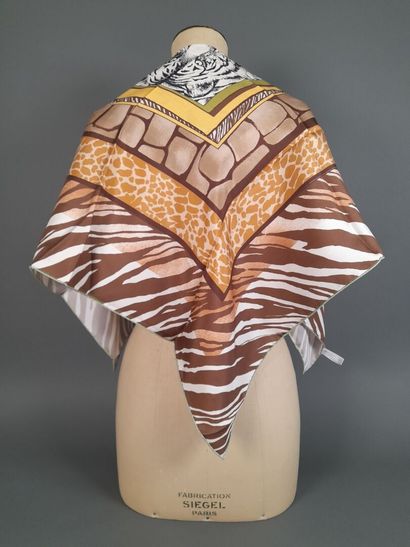 Lot including: 
- MASSIMO DUTTI.
Silk twill...